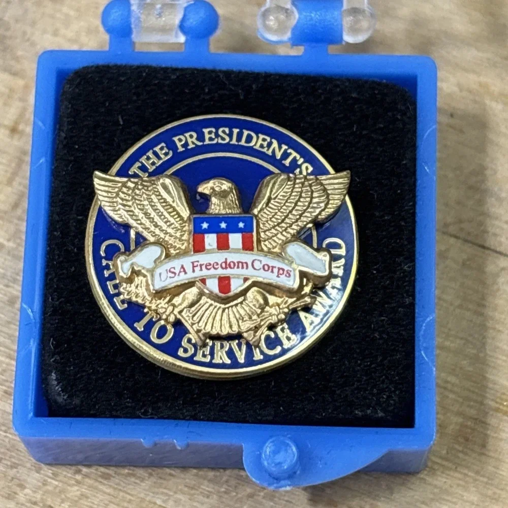President's Call To Service Award USA Freedom Corps Pin w Case Great Condition
